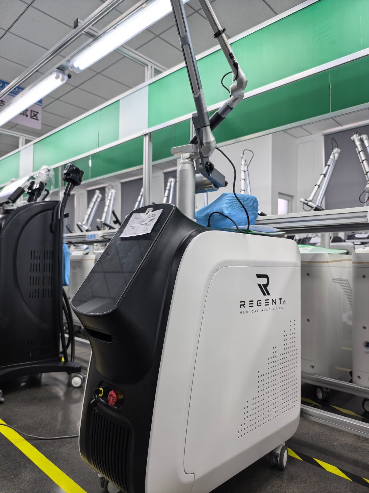 Regent R3 CO₂ production unit with branded housing and articulated arm